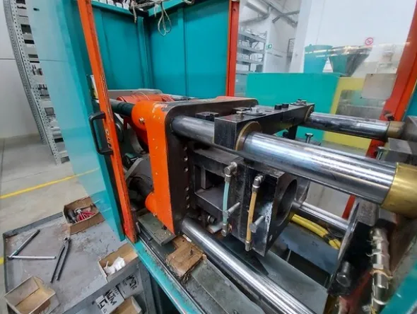3#6439 Macchina per stampaggio a iniezione Presma
