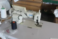 23#5571 Macchina piana Juki e pressa da stiro Comel
