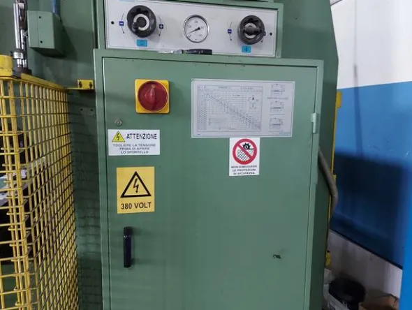 1#8607 Macchinari da carpenteria e arredi per uffici e autocarri