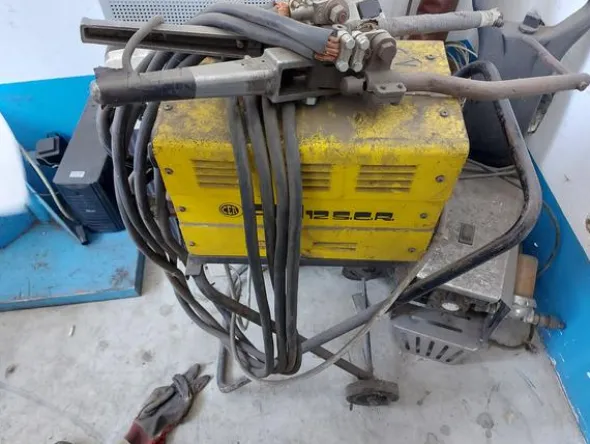 1#8607 Macchinari da carpenteria e arredi per uffici e autocarri