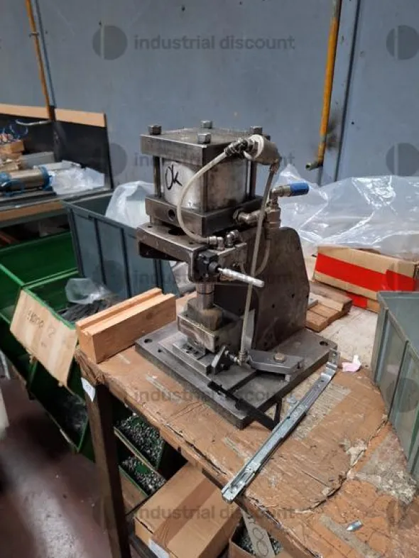 1#9818 Macchinari e attrezzature per lavorazioni metalliche e carrelli elevatori