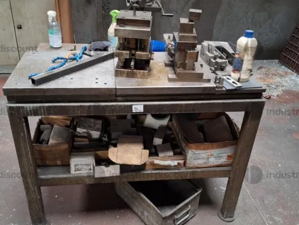 1#9818 Macchinari e attrezzature per lavorazioni metalliche e carrelli elevatori