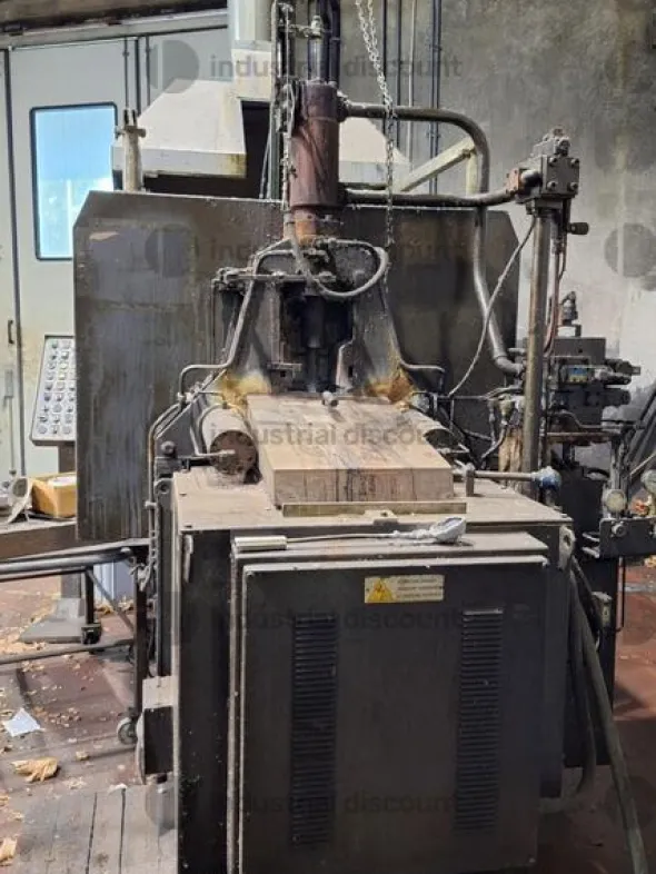 1#9818 Macchinari e attrezzature per lavorazioni metalliche e carrelli elevatori