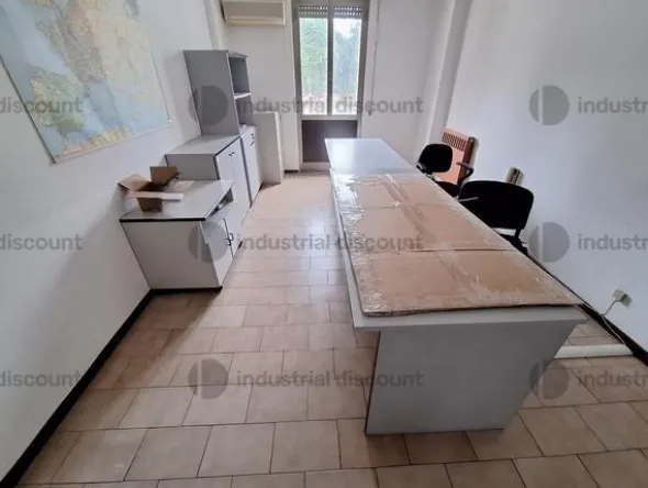1#9818 Macchinari e attrezzature per lavorazioni metalliche e carrelli elevatori