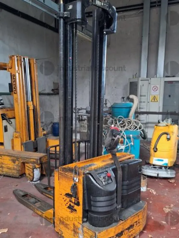 1#9818 Macchinari e attrezzature per lavorazioni metalliche e carrelli elevatori