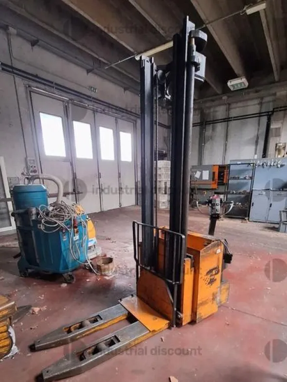 1#9818 Macchinari e attrezzature per lavorazioni metalliche e carrelli elevatori