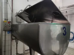 1#7648 Macchinari produzione di prodotti caseari e autocarri