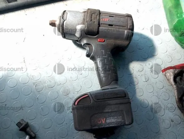 3#9643 Macchine, attrezzature per gommista e officina e Rimanenze di magazzino pneumatici