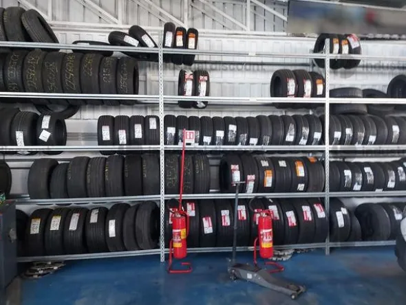3#9643 Macchine, attrezzature per gommista e officina e Rimanenze di magazzino pneumatici