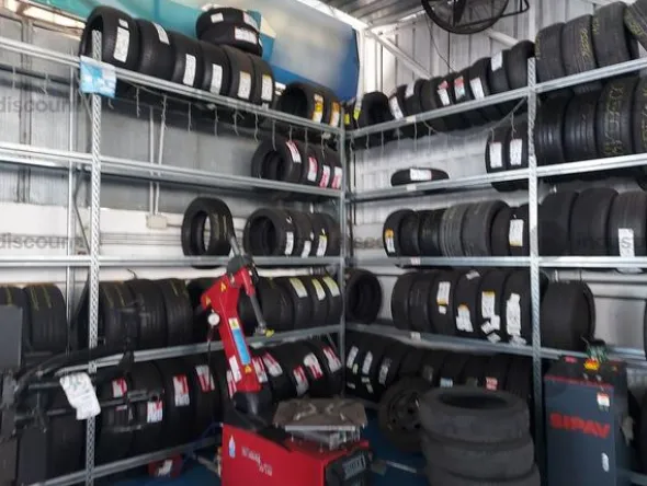 3#9643 Macchine, attrezzature per gommista e officina e Rimanenze di magazzino pneumatici