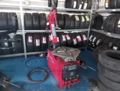 3#9643 Macchine, attrezzature per gommista e officina e Rimanenze di magazzino pneumatici