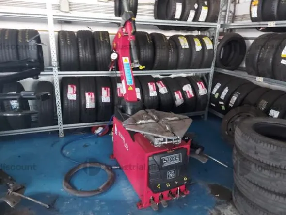 3#9643 Macchine, attrezzature per gommista e officina e Rimanenze di magazzino pneumatici