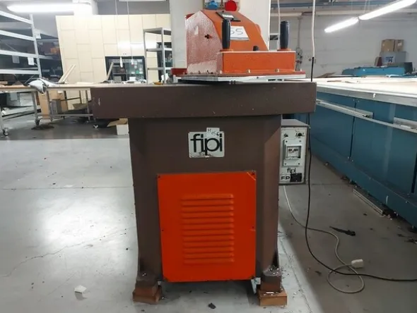 13#7345 Macchine da cucire ed attrezzature varie