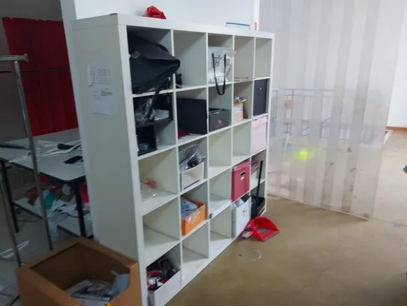 32#7925 Macchine elettroniche e arredo uffici