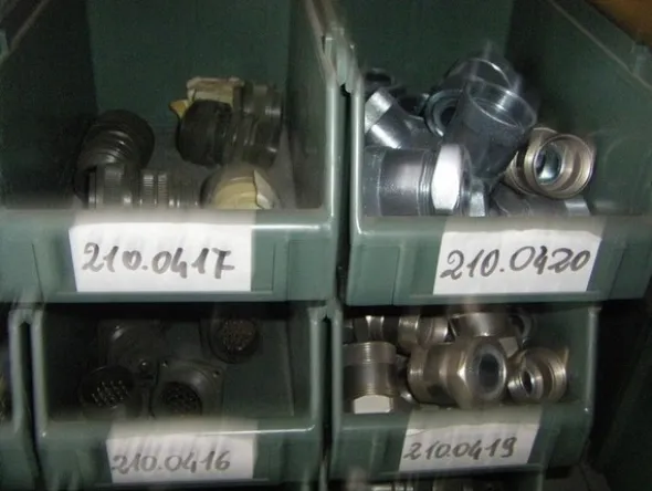 13#4997 Magazzino componenti e ricambi macchine utensili