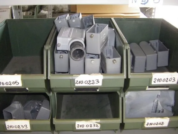 13#4997 Magazzino componenti e ricambi macchine utensili