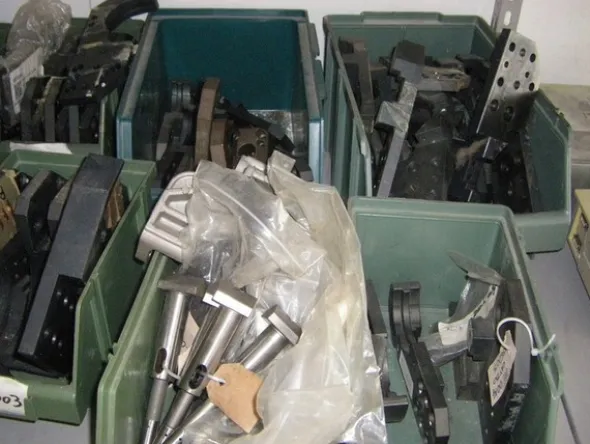 13#4997 Magazzino componenti e ricambi macchine utensili