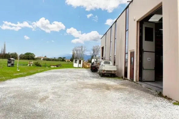 #23203 Magazzino con area edificabile residua