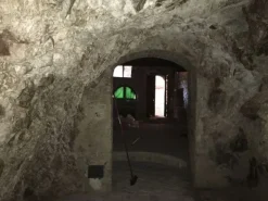 #2784 Magazzino con grotta in centro storico