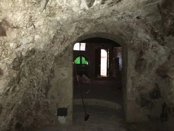#2784 Magazzino con grotta in centro storico