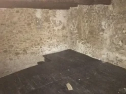 #2784 Magazzino con grotta in centro storico