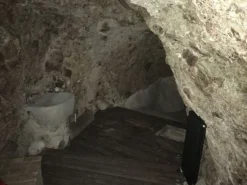 #2784 Magazzino con grotta in centro storico