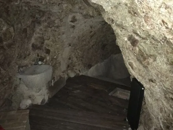#2784 Magazzino con grotta in centro storico