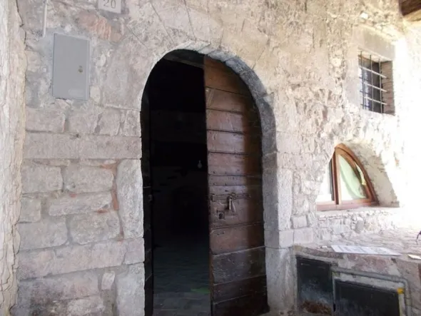 #2784 Magazzino con grotta in centro storico