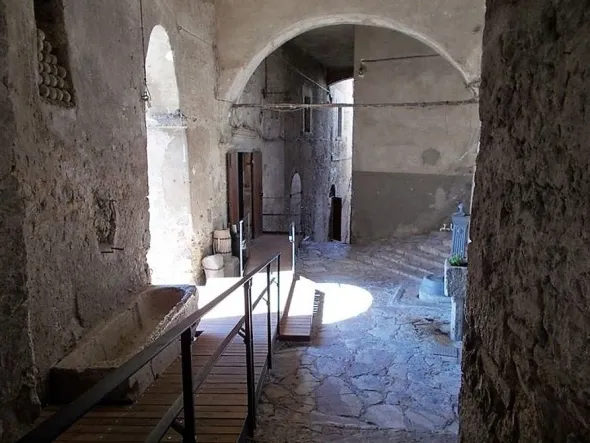 #2784 Magazzino con grotta in centro storico