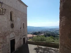 #2784 Magazzino con grotta in centro storico