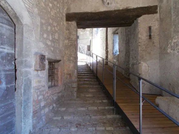 #2784 Magazzino con grotta in centro storico