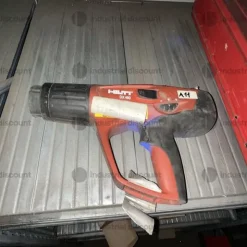 19#9312 Magazzino contenente minuteria, utensili e strumenti di misura comprensivo di scaffalatura metallica