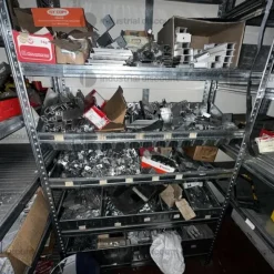 19#9312 Magazzino contenente minuteria, utensili e strumenti di misura comprensivo di scaffalatura metallica