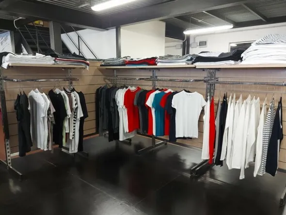 2#6986 Magazzino di abbigliamento