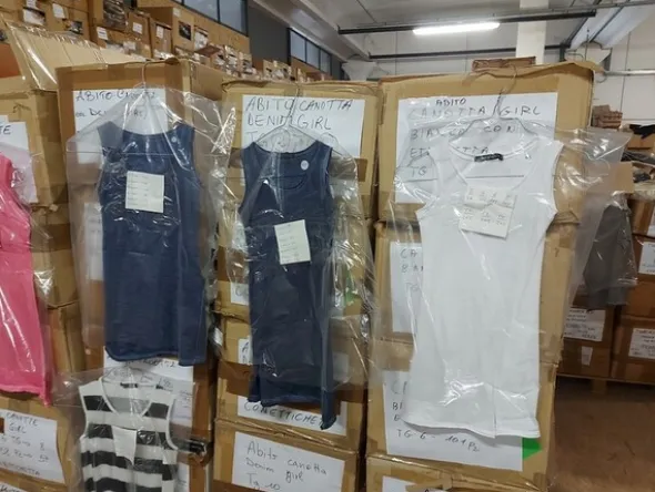 2#6986 Magazzino di abbigliamento