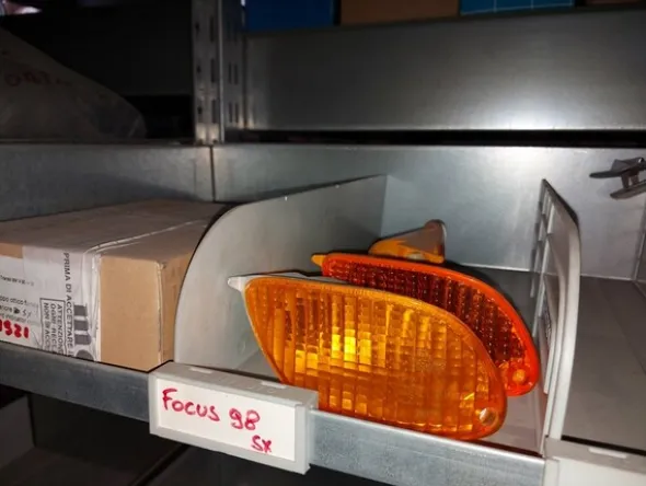 1#6295 Magazzino di ricambi auto