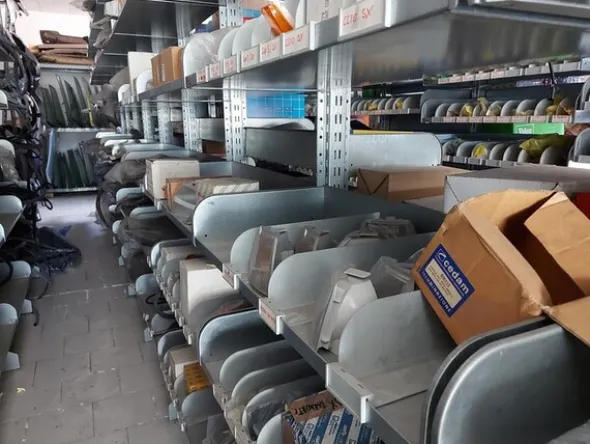 1#6295 Magazzino di ricambi auto