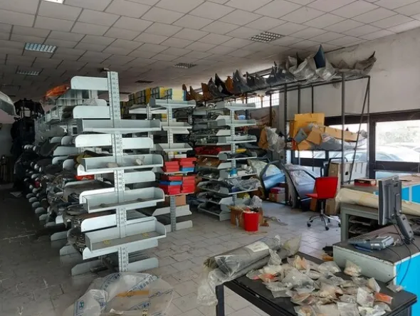 1#6295 Magazzino di ricambi auto