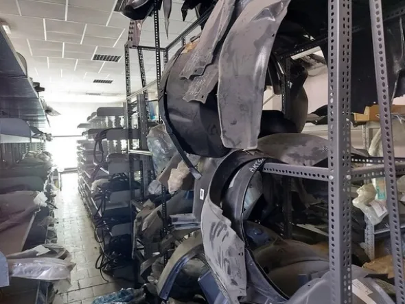 1#6295 Magazzino di ricambi auto