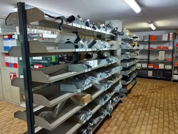 1#6295 Magazzino di ricambi auto