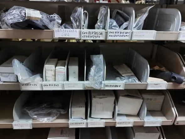 1#6295 Magazzino di ricambi auto