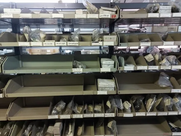 1#6295 Magazzino di ricambi auto