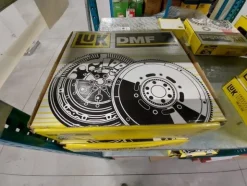 2#5256 Magazzino di ricambi e accessori per autorimessa