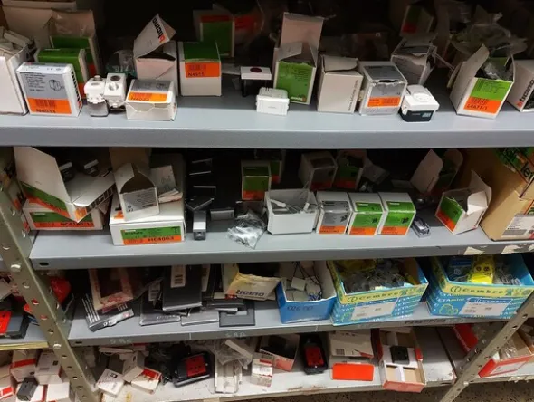3#8080 Magazzino e materiale per impianti elettrici