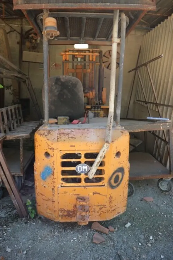 90#70720 Magazzino materie prime e macchinari per caminetti