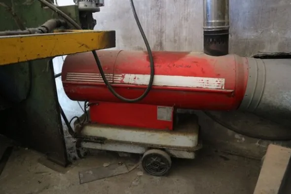90#70720 Magazzino materie prime e macchinari per caminetti
