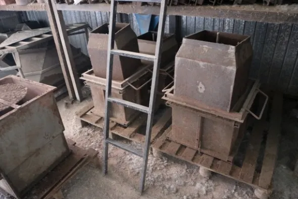 90#70720 Magazzino materie prime e macchinari per caminetti