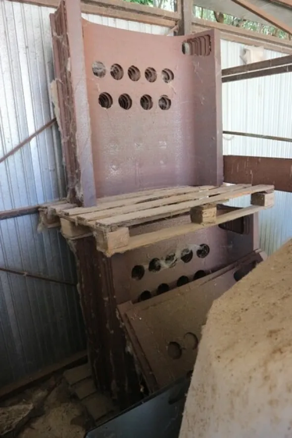 90#70720 Magazzino materie prime e macchinari per caminetti