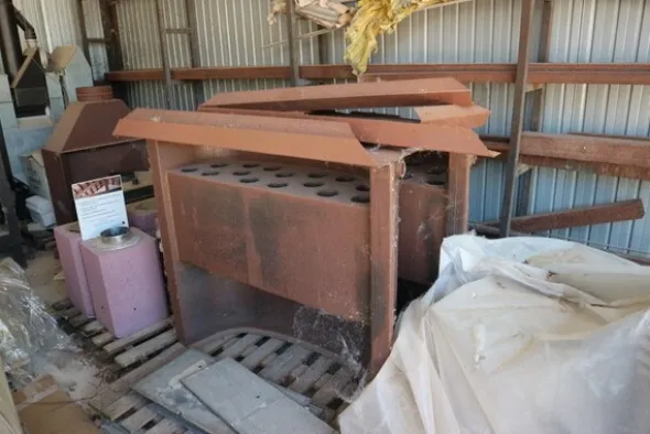 90#70720 Magazzino materie prime e macchinari per caminetti