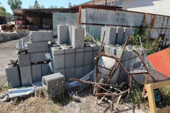 90#70720 Magazzino materie prime e macchinari per caminetti